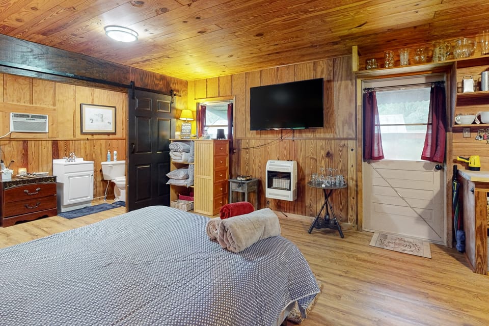1BR Riverfront w/ Views, Canoe, Grill & Fire Pit House in Florida