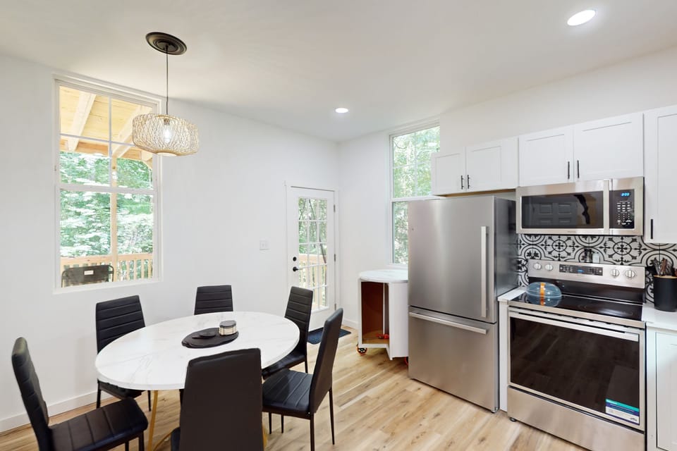 Forest Views & Grill! Lynchburg Treehouse Retreat House in Lynchburg