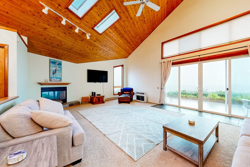 Oceanfront Oasis: Home Overlooking Pebble Beach! House in Crescent City