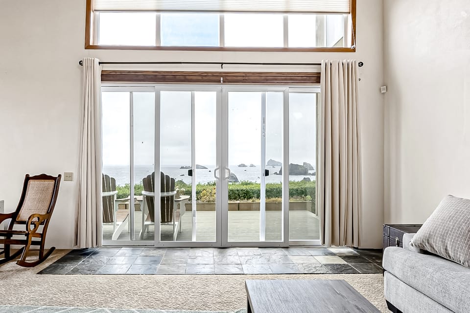 Oceanfront Oasis: Home Overlooking Pebble Beach! House in Crescent City
