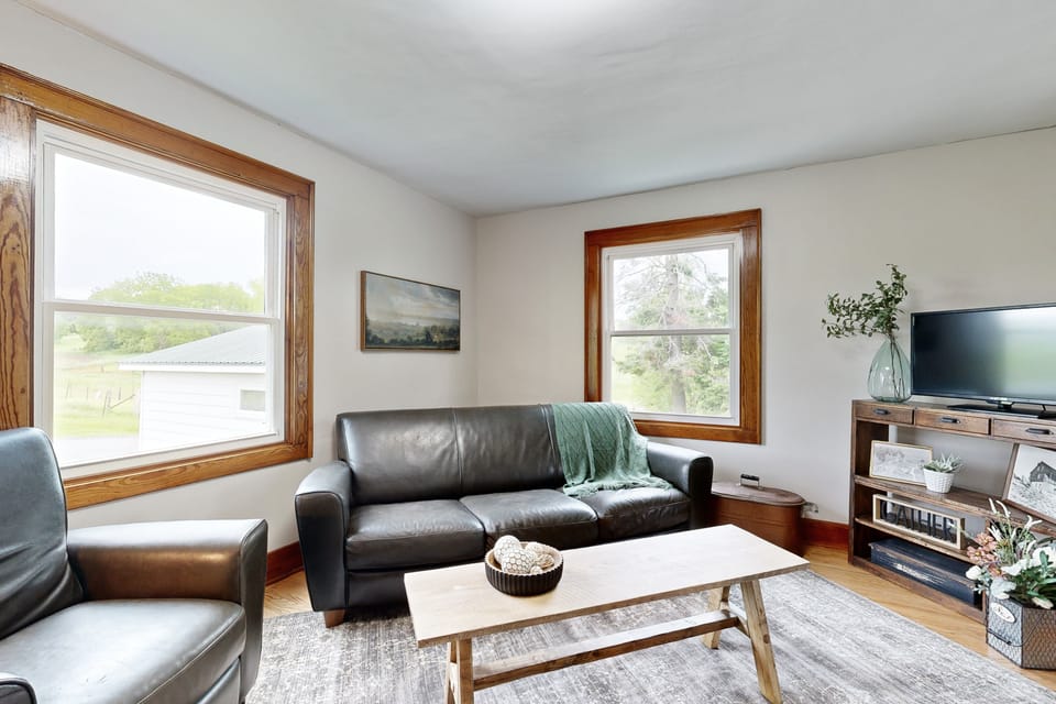 Bring Your Pup! Historic Family Home in Darlington House in Wisconsin