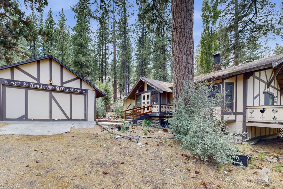 Charming Cottage in Big Bear: 9 Mi to Bear Mtn House in Southern California