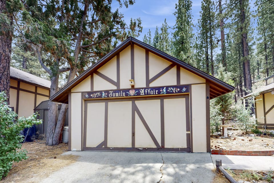 Charming Cottage in Big Bear: 9 Mi to Bear Mtn House in Southern California