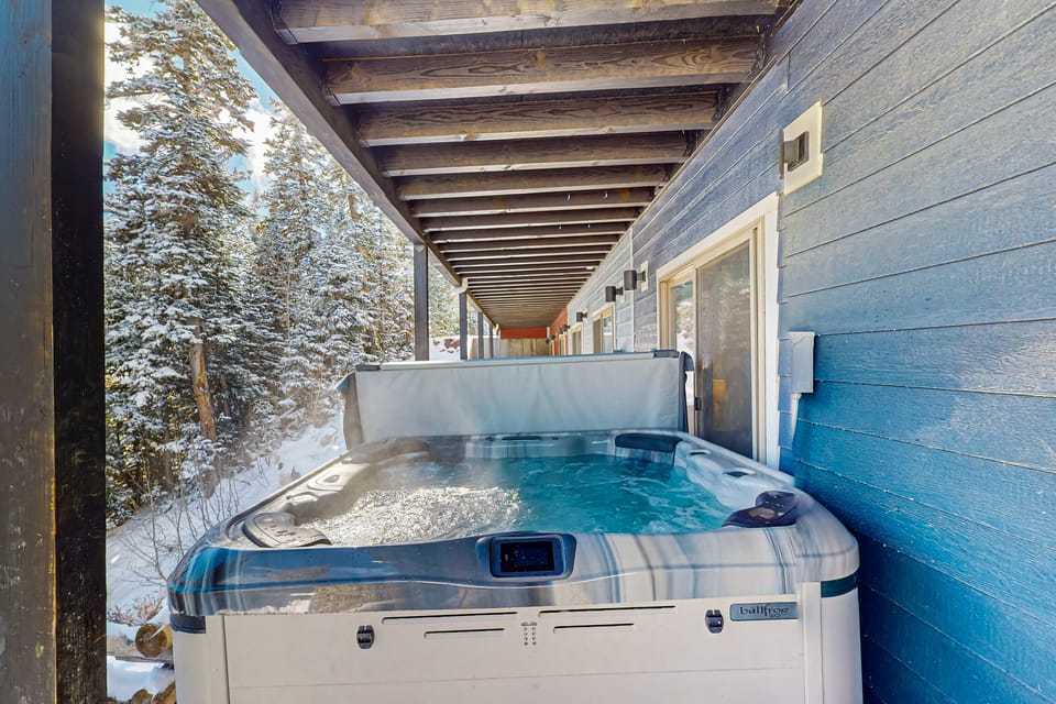 Mtn-View Home w/ Hot Tub & Fire Pit in Brian Head! Apartment in Brian Head