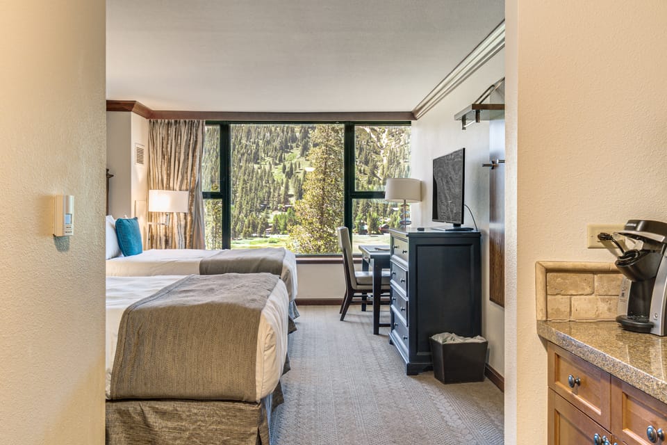 Hike, Ski & Ice Skate! Everline Resort Studio Apartment in Palisades Tahoe (Olympic Valley)