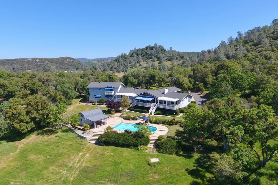 'Whispering Oaks Estate' w/ Pool & View in Murphys House in Calaveras County