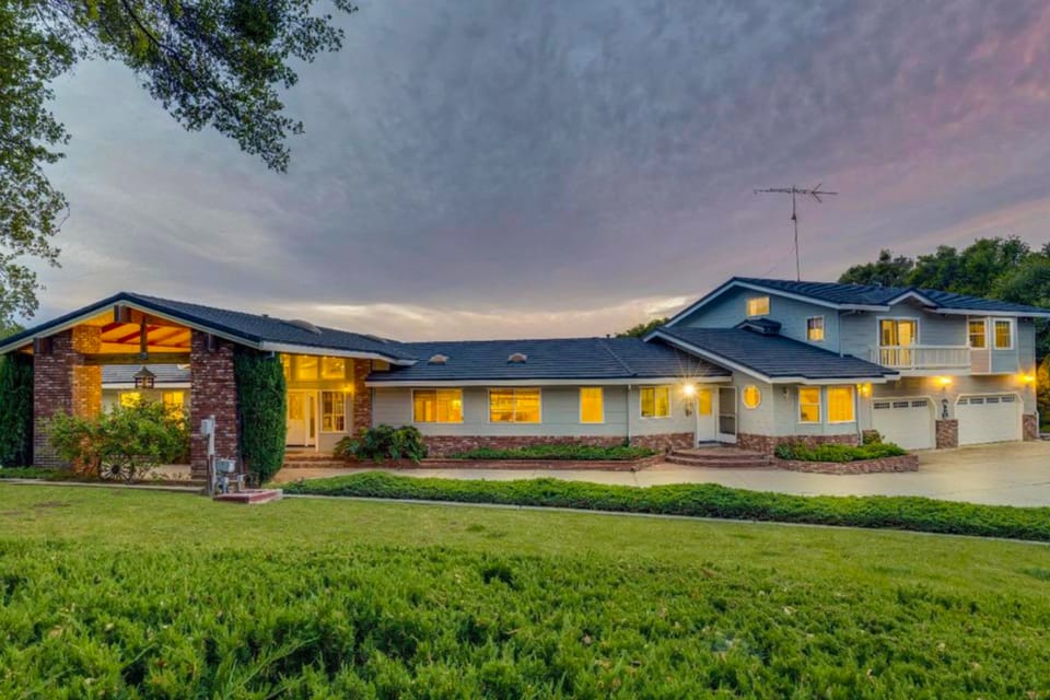 'Whispering Oaks Estate' w/ Pool & View in Murphys House in Calaveras County
