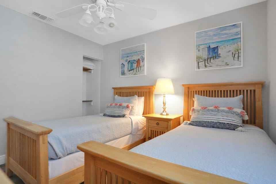 Steps to Sand! Holmes Beach Retreat w/ Gulf Views Apartment in Holmes Beach