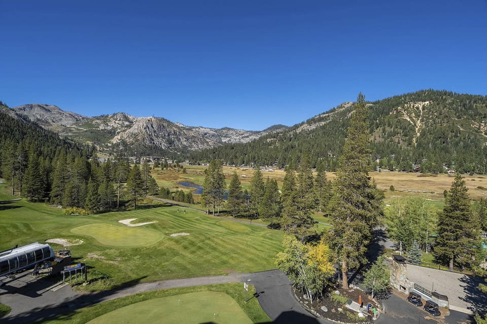 Community Perks! Everline Resort & Spa Retreat Apartment in Palisades Tahoe (Olympic Valley)