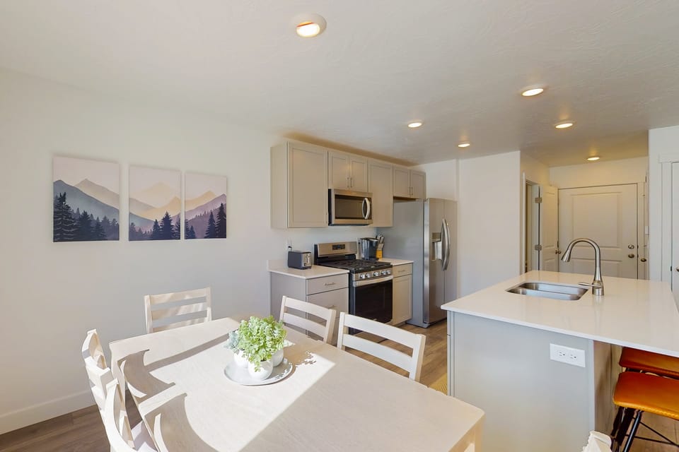 Game Room & Mountain View: Cedar City Townhome Apartment in Cedar City