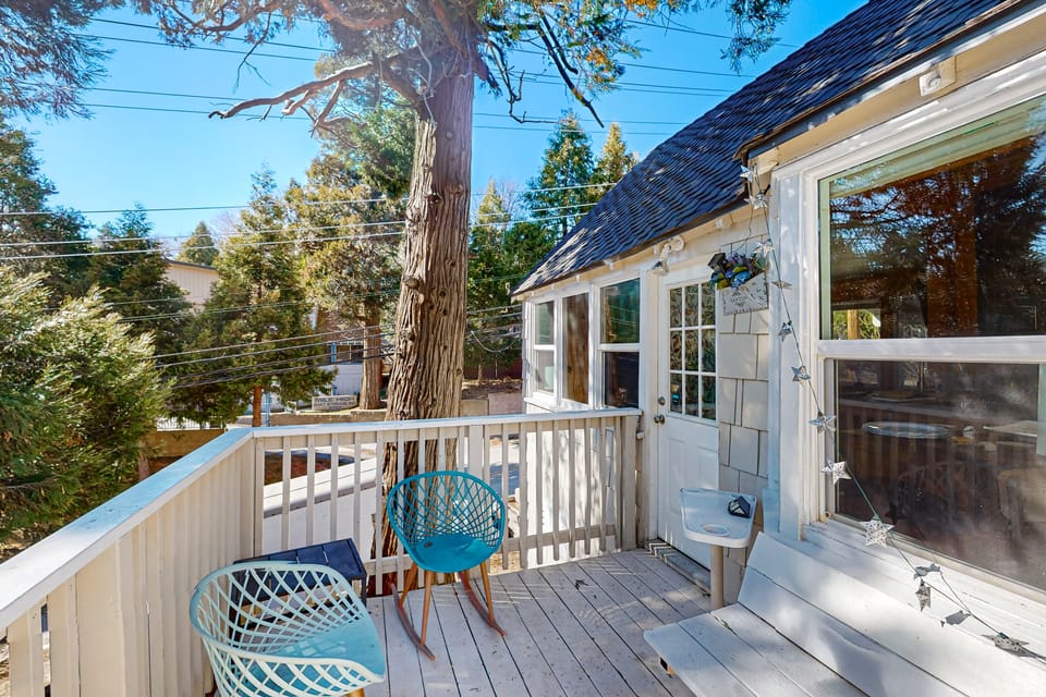 Relaxing Retreat w/ Deck, 1 Mi to Lake Arrowhead! House in Lake Arrowhead