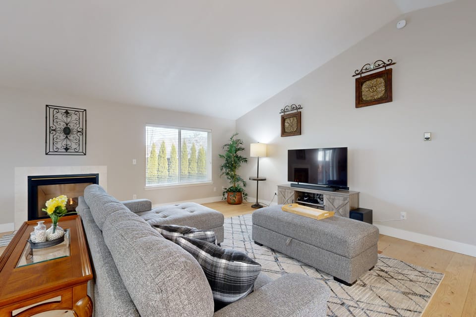 Tranquil Redmond Retreat: Relax & Explore Outdoors House in Redmond