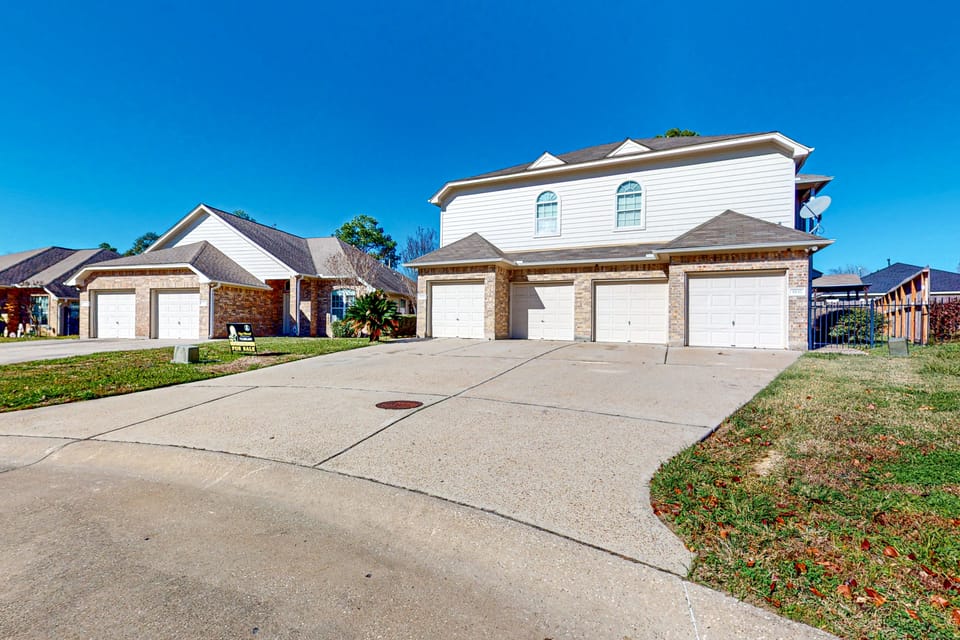 3 Mi to Downtown Conroe: Updated Townhome w/ Yard Apartment in Conroe