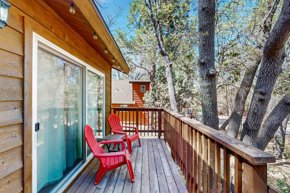 7 Mi to Ski Resorts: Dog-Friendly Sugarloaf Cabin House in Southern California