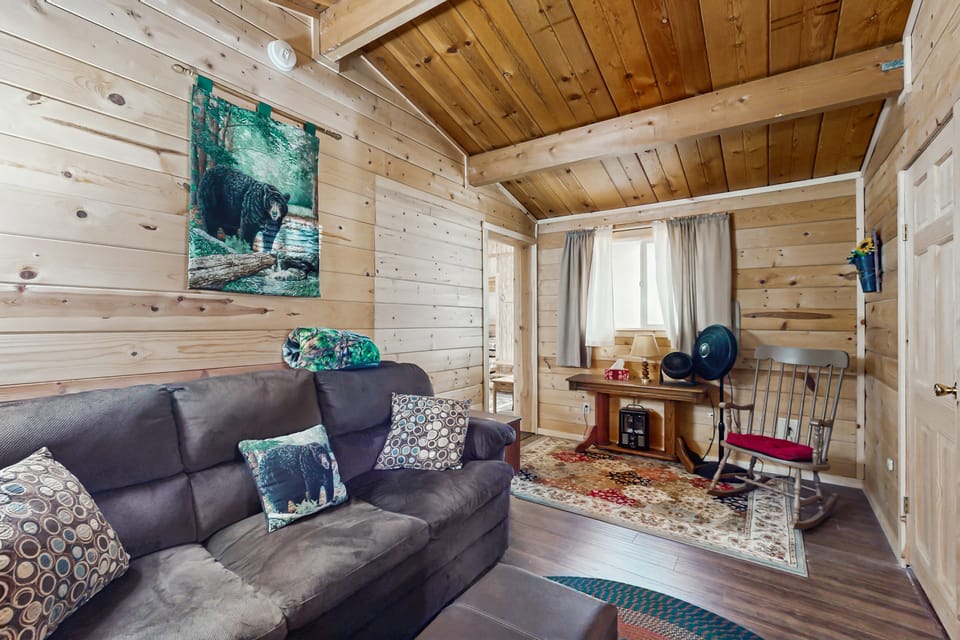 7 Mi to Ski Resorts: Dog-Friendly Sugarloaf Cabin House in Southern California