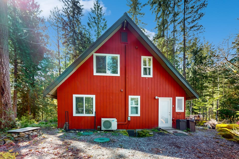 Wooded-View Decks: Family Cabin Retreat in Deming House in Washington