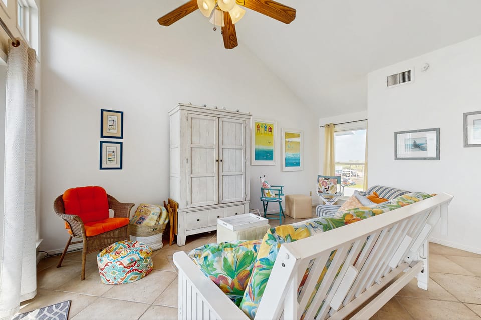 Walk to the Sand! Ocean-View Galveston Townhome Apartment in Hitchcock