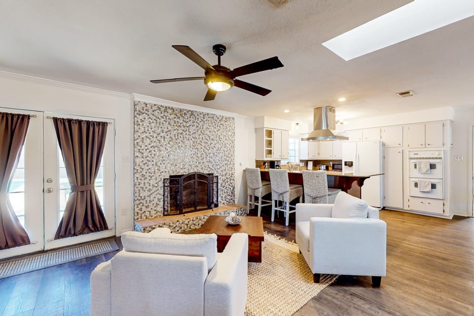 Poolside Bliss! Christian Pass Family Home w/ Yard House in Long Beach
