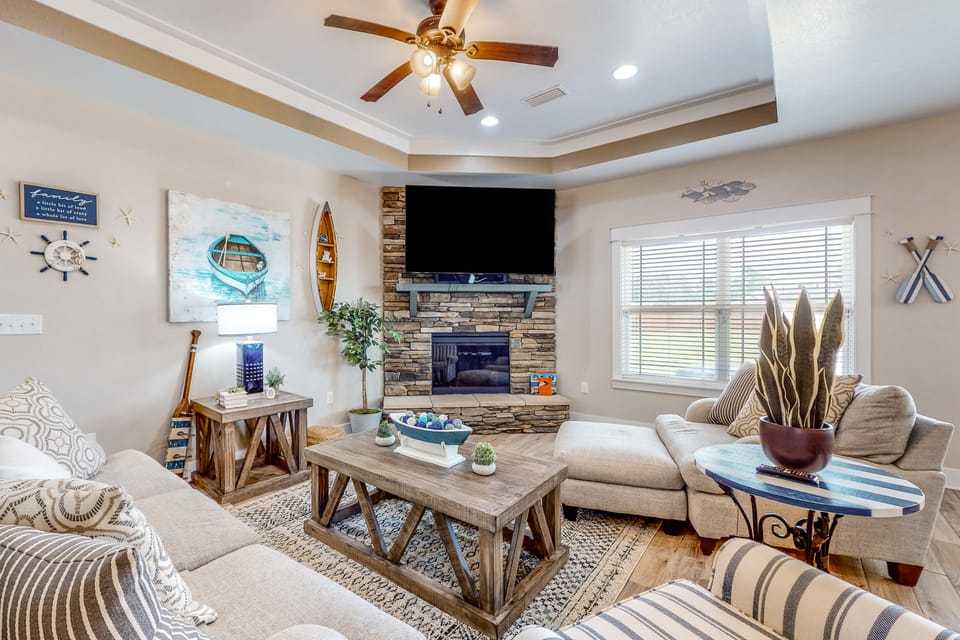 7 Mi to Emerald Coast Zoo! Poolside Paradise House in Florida