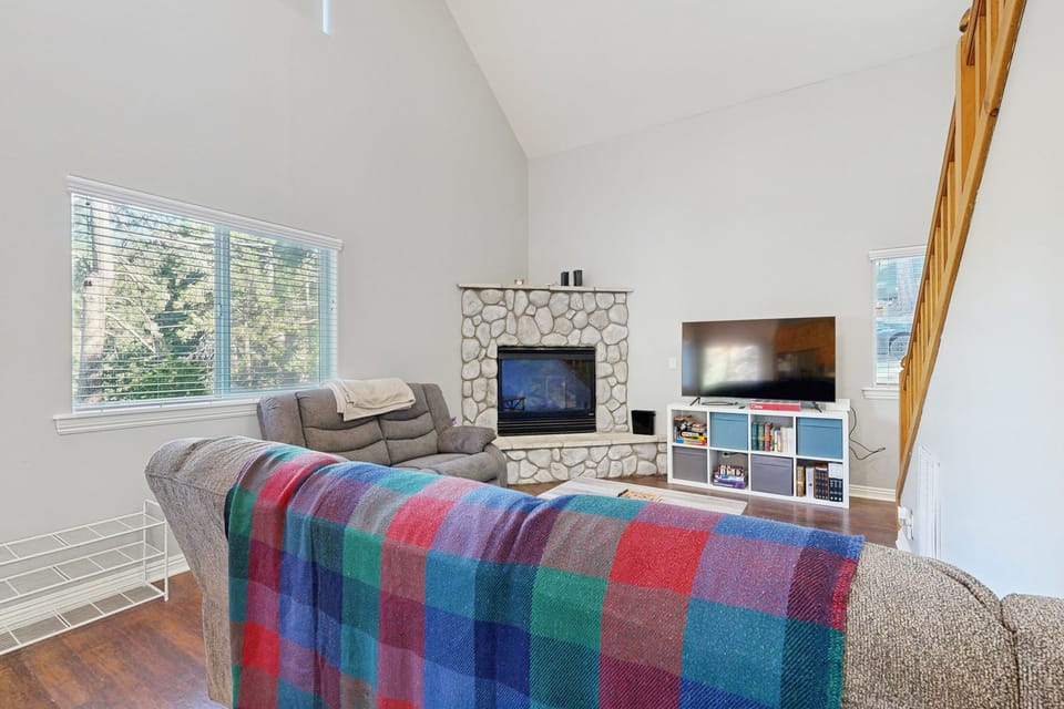 7 Mi to Snow Valley Mountain Resort: Quiet Cabin House in Running Springs