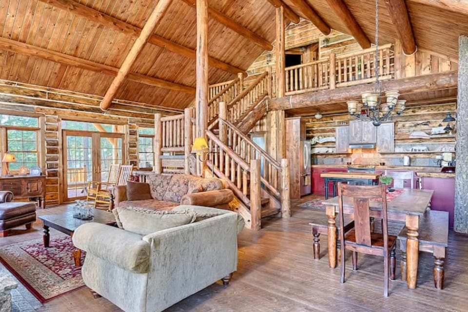 Hot Tub & Mtn Views: Woodsy Cabin in Greer House in Arizona