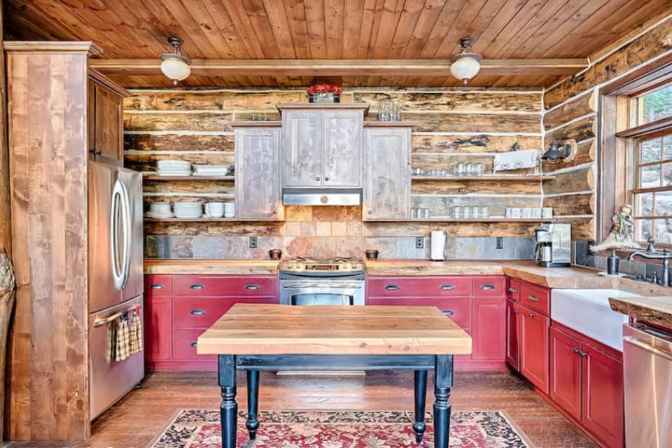 Hot Tub & Mtn Views: Woodsy Cabin in Greer House in Arizona