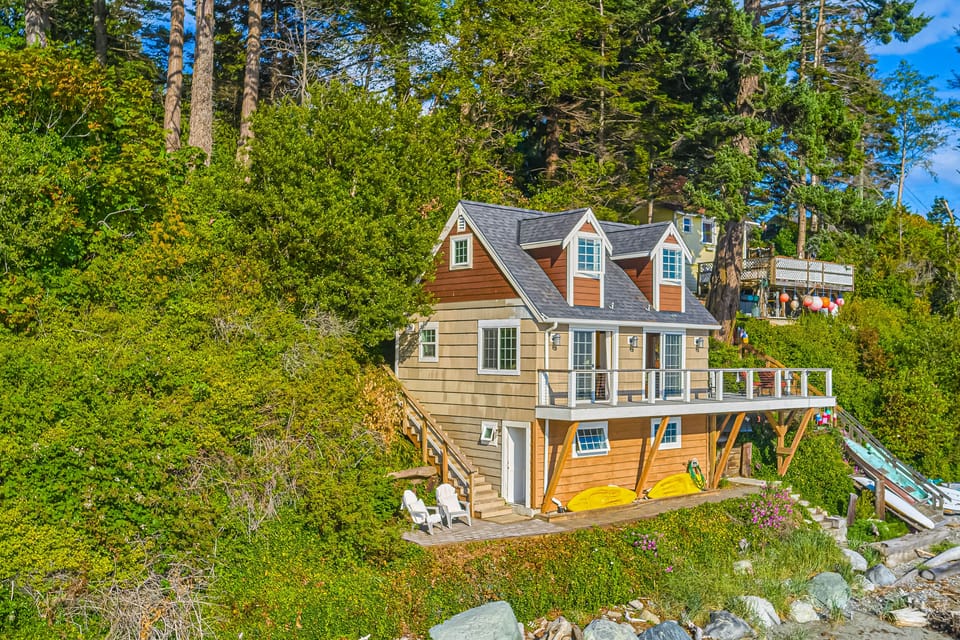 Beachfront Studio w/ Lovely Views, Private Patio Apartment in Point Roberts