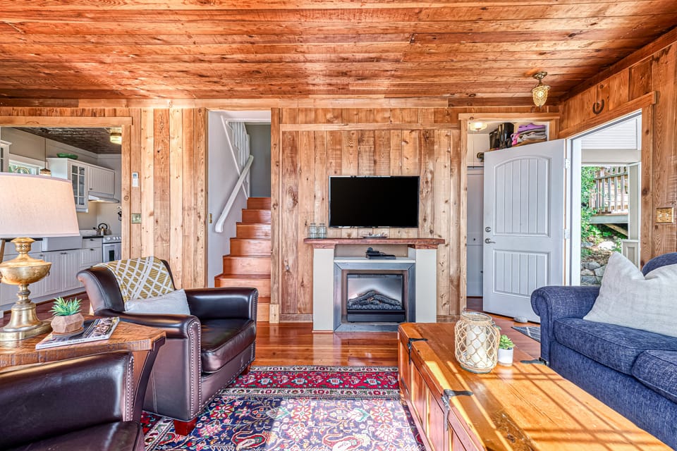 2BR Beachfront Cottage w/ Grill & Expansive Deck House in Point Roberts