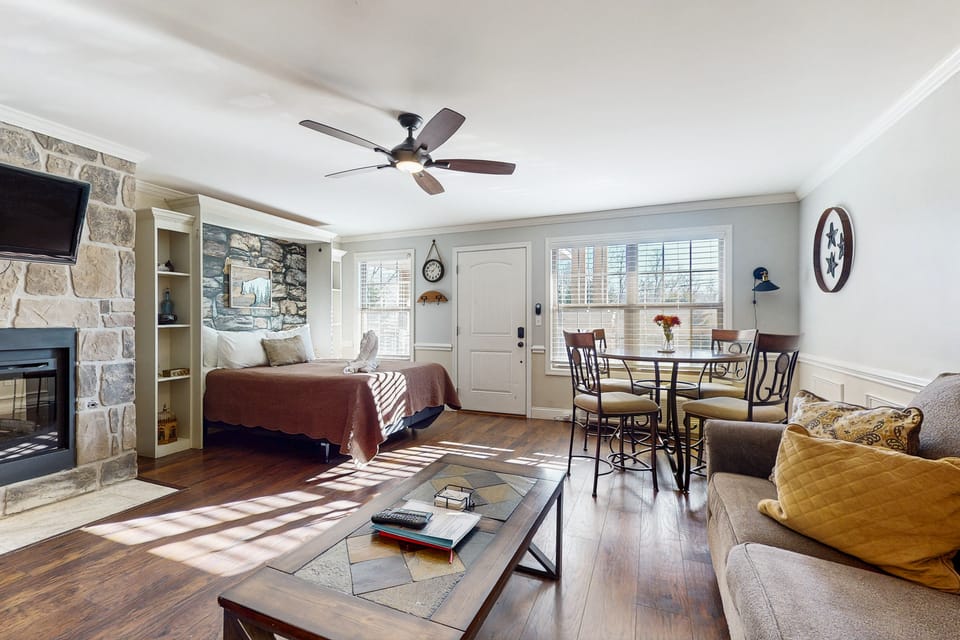Pool + Riverfront! Couples Retreat in Smoky Mtns Apartment in Sevier County