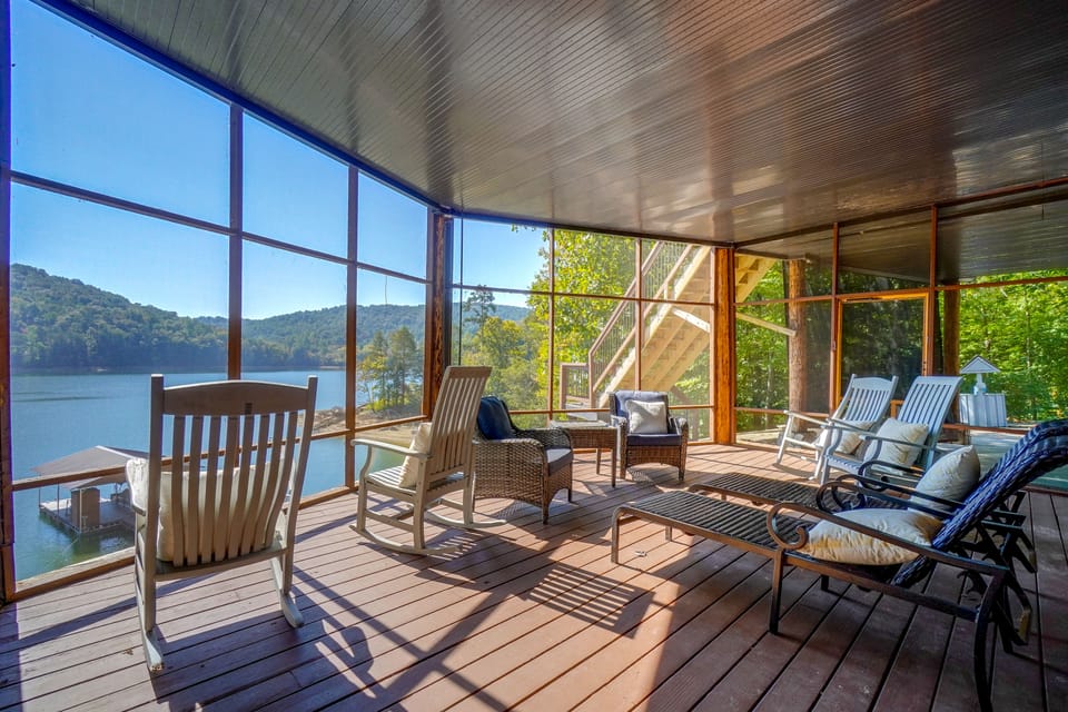 Hot Tub + Dock! Waterfront Norris Lake Log Home House in Norris Lake