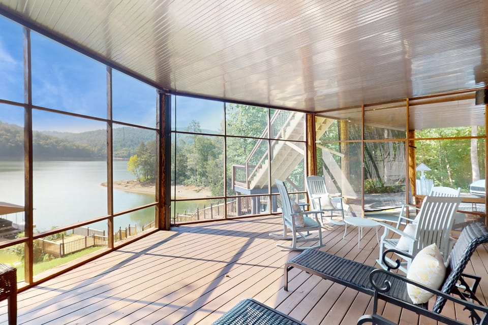 Hot Tub + Dock! Waterfront Norris Lake Log Home House in Norris Lake