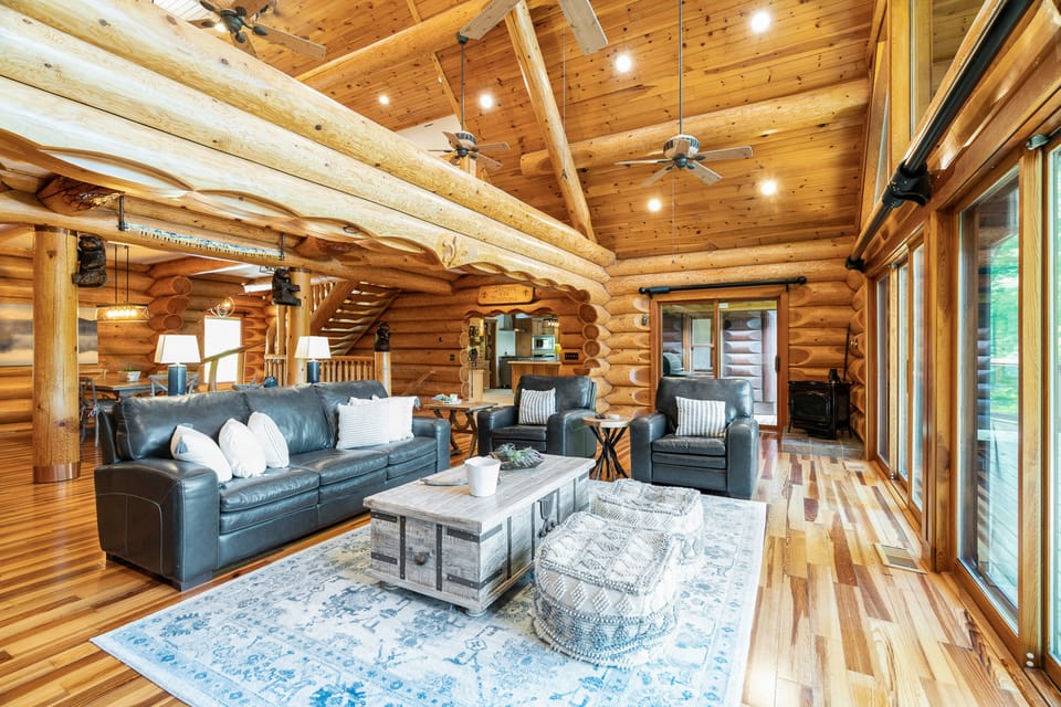 Hot Tub + Dock! Waterfront Norris Lake Log Home House in Norris Lake