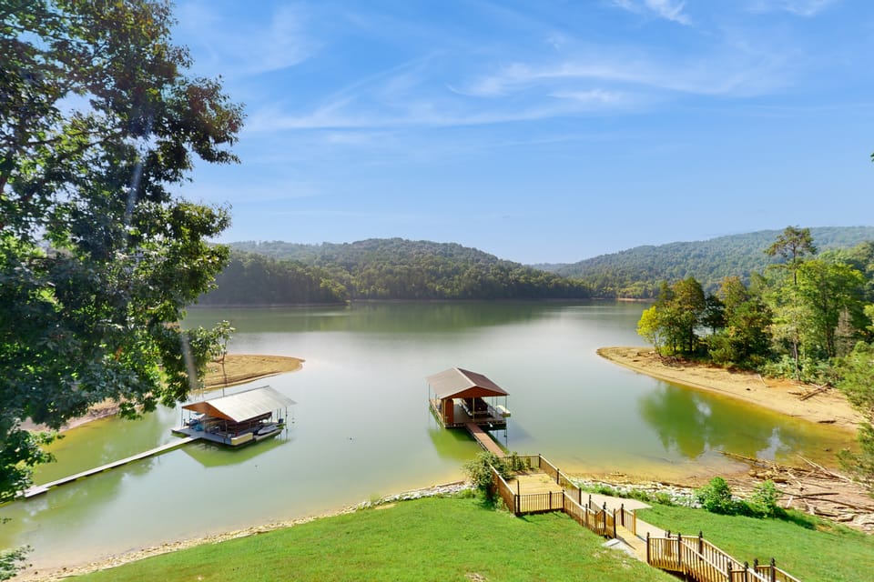 Hot Tub + Dock! Waterfront Norris Lake Log Home House in Norris Lake