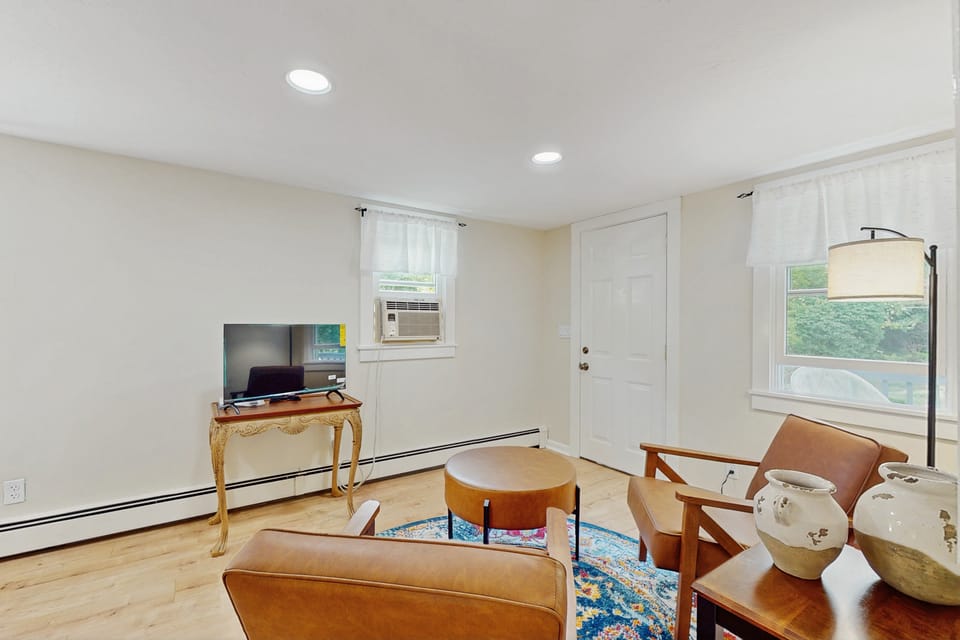2 Mi to Dowses Beach! Couples Haven in Osterville House in Osterville