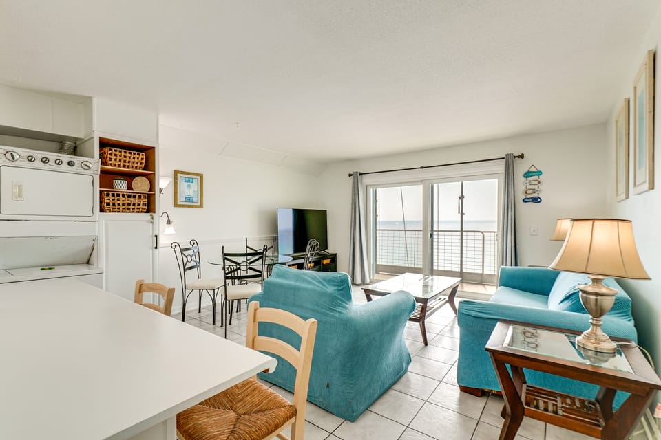 Steps to Pools & Beach! 11th-Floor PCB Retreat Apartment in Upper Grand Lagoon