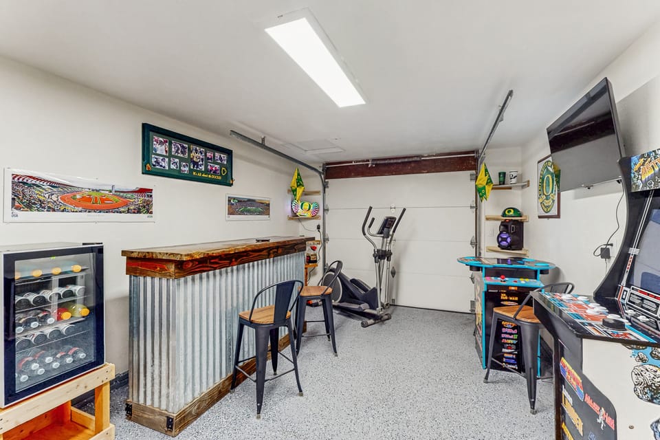 1 Mi to Campus! Family Home w/ Game Room in Eugene House in Eugene