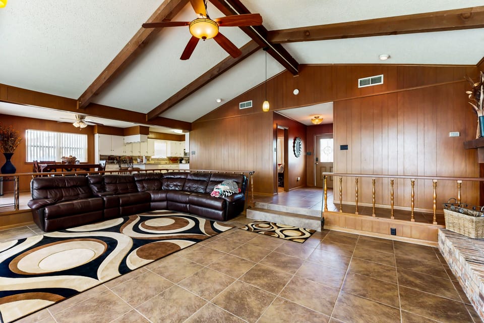 Laid-Back Lake House' w/ Wraparound Deck House in Cedar Creek Reservoir