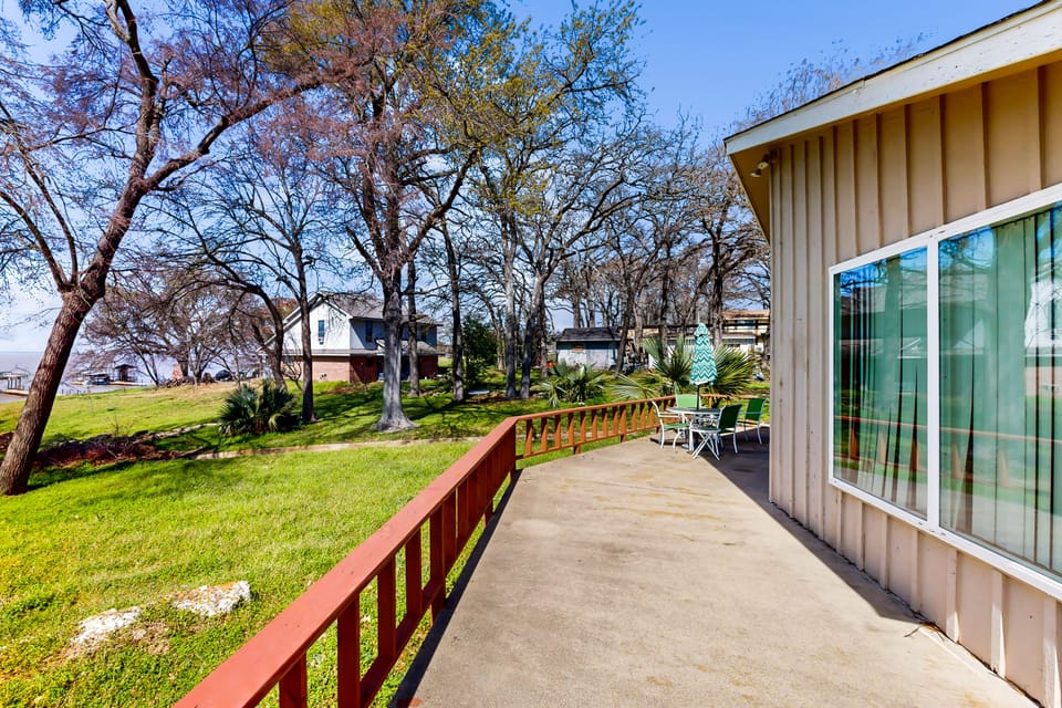 Laid-Back Lake House' w/ Wraparound Deck House in Cedar Creek Reservoir