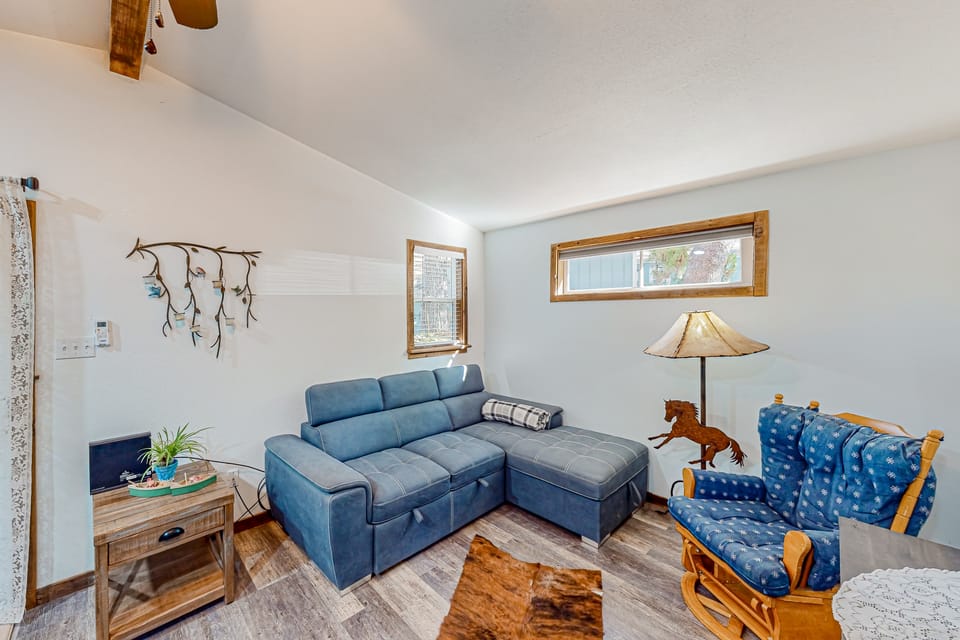 1BR Dog-Friendly Lakefront Cabin w/ Canoes House in Calaveras County