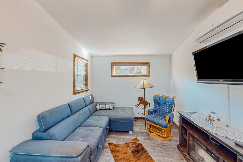 1BR Dog-Friendly Lakefront Cabin w/ Canoes House in Calaveras County