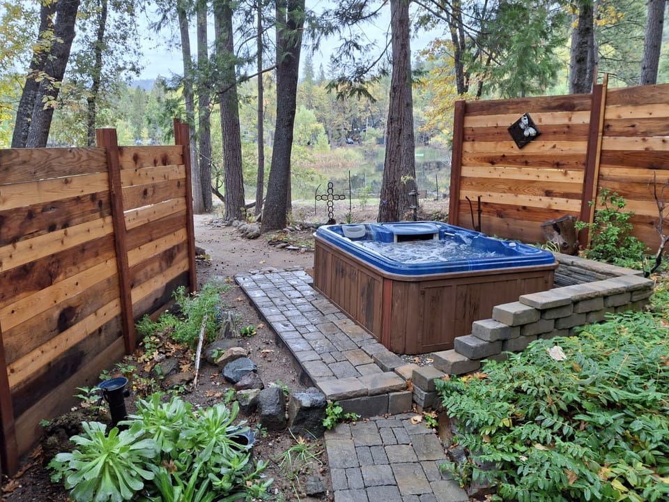 1BR Dog-Friendly Lakefront Cabin w/ Canoes House in Calaveras County