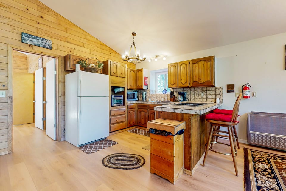 Creekside Escape w/ Private Hot Tub in Shingletown House in Sierra Nevada