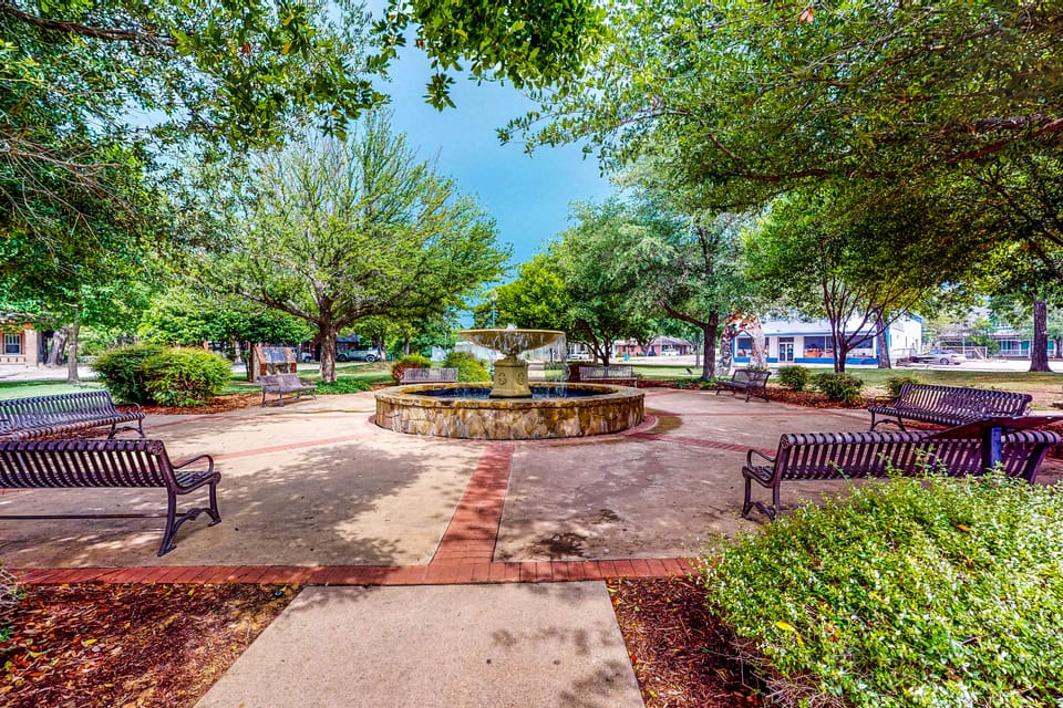 'McKinney Marvel' Studio in Historic District Apartment in McKinney
