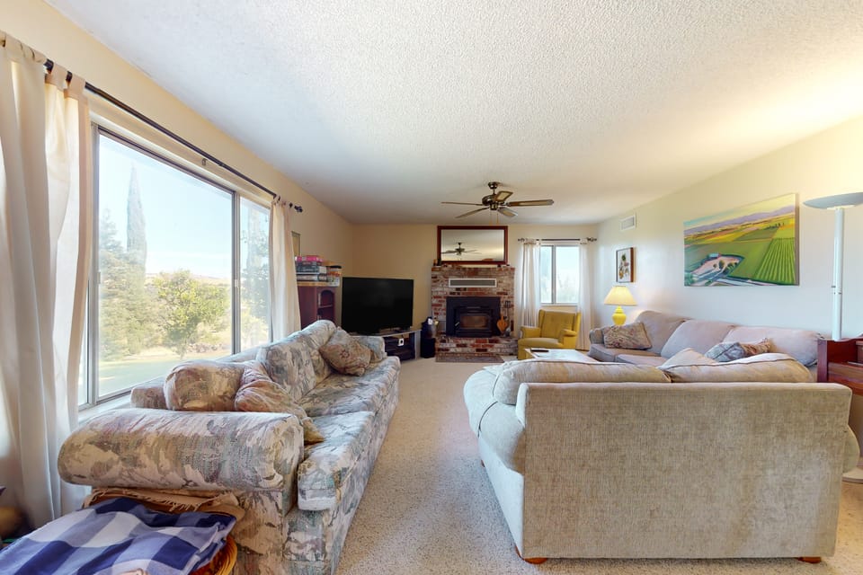 Hilltop Sierra-View Home: Ranchito Retreat w/ Pool House in San Francisco Bay Area