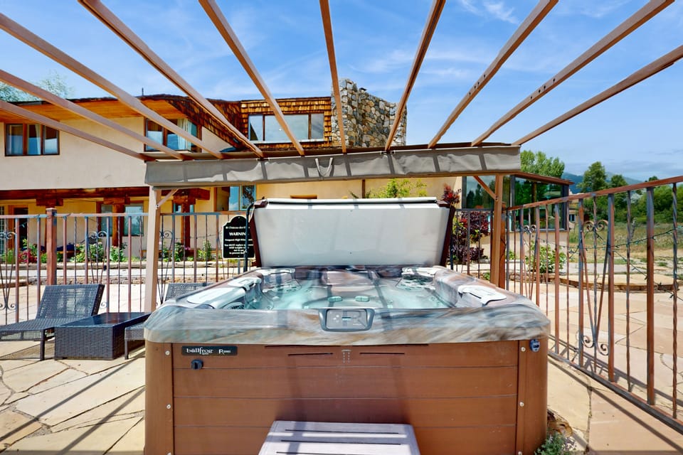 Spacious Home w/ Pool & Hot Tub in Arroyo Seco! House in New Mexico
