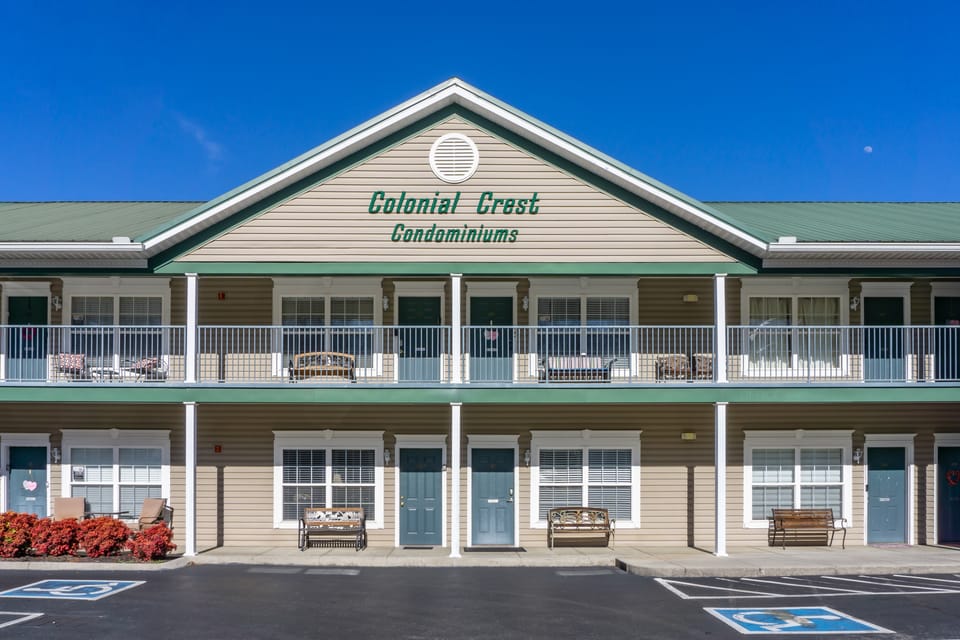 1 BR Home w/ Jetted Tub & Cozy Living Room Apartment in Pigeon Forge