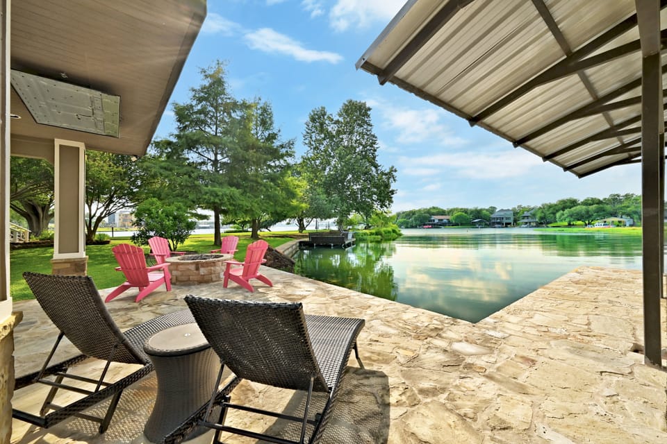 Luxurious Retreat on Lake LBJ: Pool, Hot Tub, Dock House in Granite Shoals