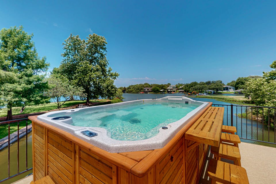 Luxurious Retreat on Lake LBJ: Pool, Hot Tub, Dock House in Granite Shoals