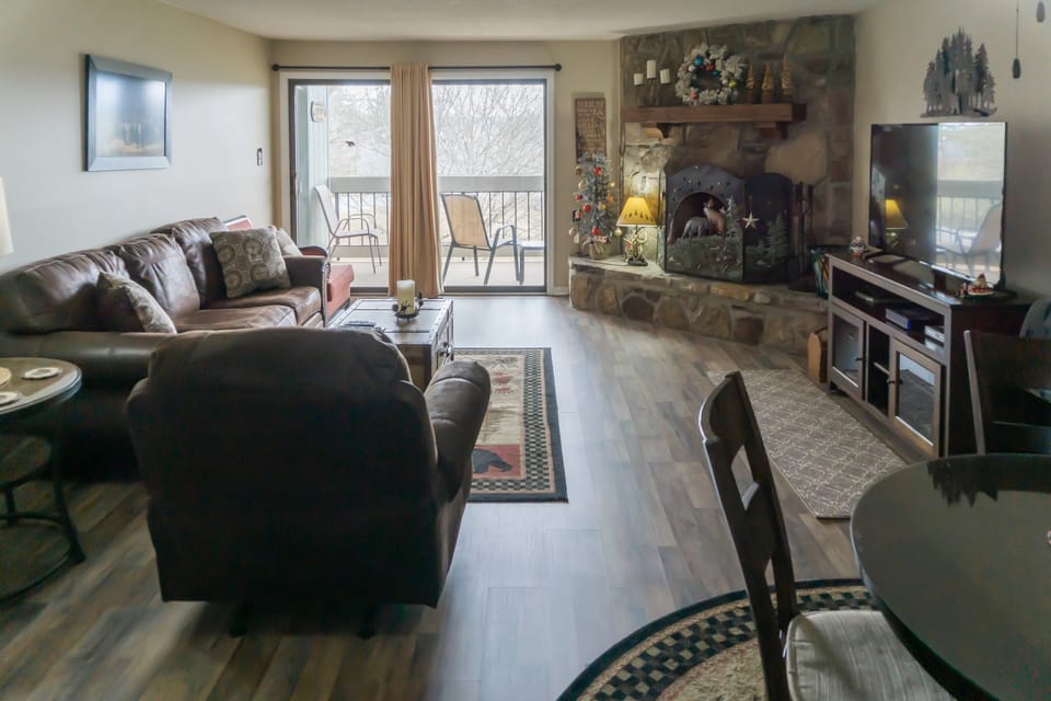 1 Mi to Dtwn Pigeon Forge! Mtn-View Gem w/ Balcony Apartment in Pigeon Forge