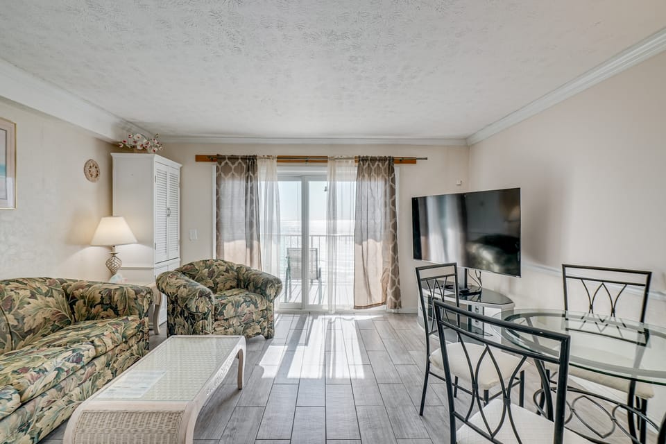 Walk to Pools & Outdoor Bar! Oceanfront PCB Gem Apartment in Lower Grand Lagoon